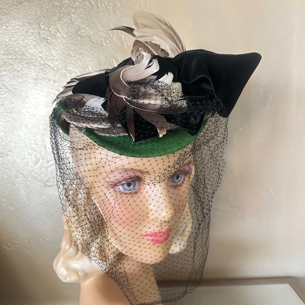 MAJESTIC DESIGNER 1940s' GREEN FELT TILT HAT + CURLY FEATHERS + VELVET BOWS/VEIL